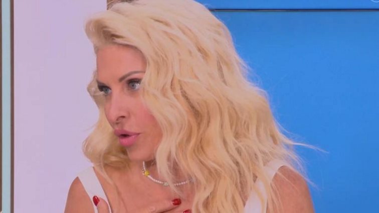 Ελένη Μενεγάκη: &quot;Σφίχτηκε το είναι μου - Τα τελευταία χρόνια δεν θέλω να με πιέζω πολύ και να με στεναχωρώ&quot;