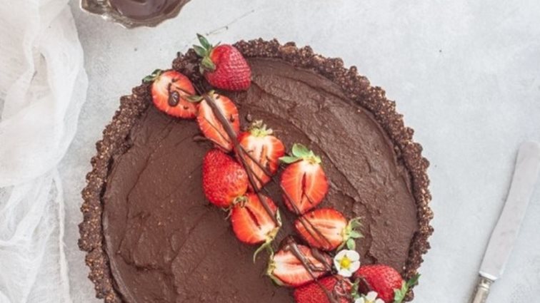 Νηστίσιμα γλυκά: Τάρτα σοκολάτας με αβοκάντο και γλυκοπατάτα
