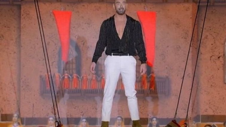 J2US | Ο Νίκος Κοκλώνης εμφανίστηκε στη σκηνή πάνω σε... ιπτάμενο χαλί!