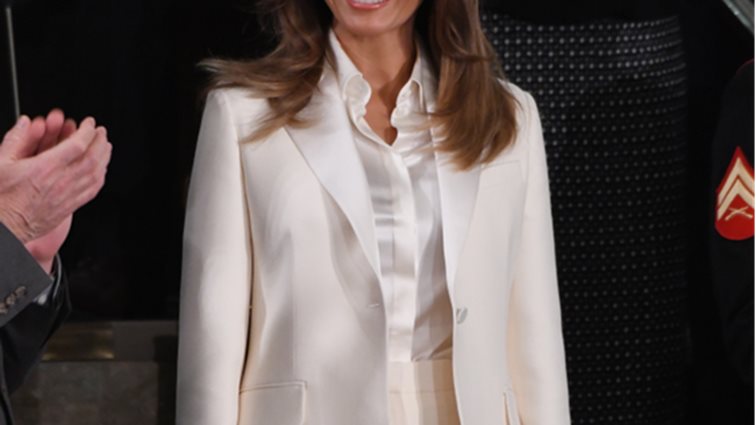 Melania Trump: Απαντάει για το jacket που προκάλεσε θύελλα αντιδράσεων

