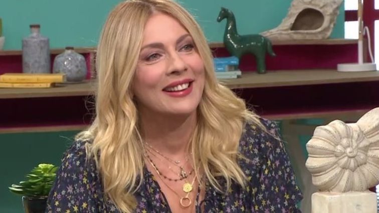 Σμαράγδα Καρύδη

: «Δεν είμαι άνετη. Είμαι πολύ σπαστική. Λέω του άλλου να βάλει μάσκα και τον σπρώχνω με το πόδι να πάει πιο πέρα»