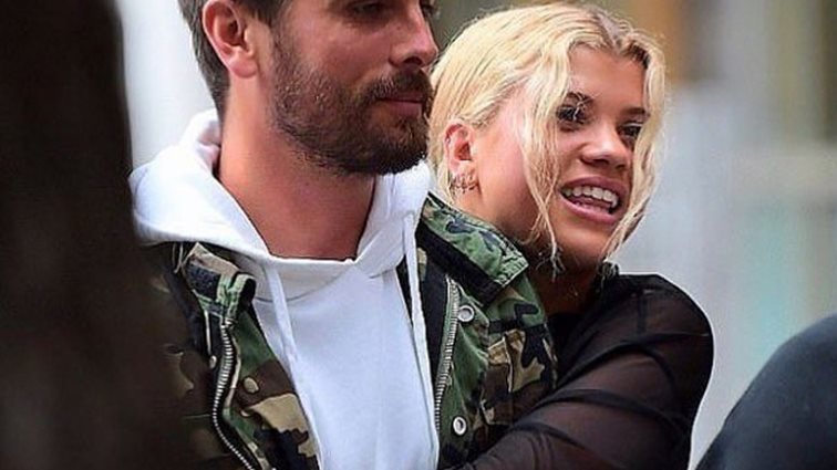 Sofia Richie – Scott Disick
: Αγκαλιά στους δρόμους της Νέας Υόρκης