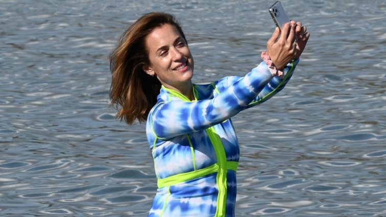 Ανέμελες στιγμές για την Εύα Αντωνοπούλου δίπλα στη θάλασσα