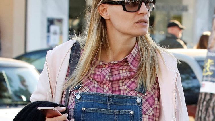 Ελεονώρα Μελέτη: Με φουσκωμένη κοιλίτσα στη Γλυφάδα: Δείτε τη παρέα με τη μαμά της!