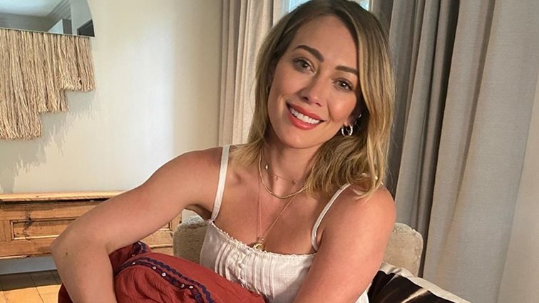 Hilary Duff: Ακομπλεξάριστη! Δείχνει την ακμή στο πρόσωπό της
