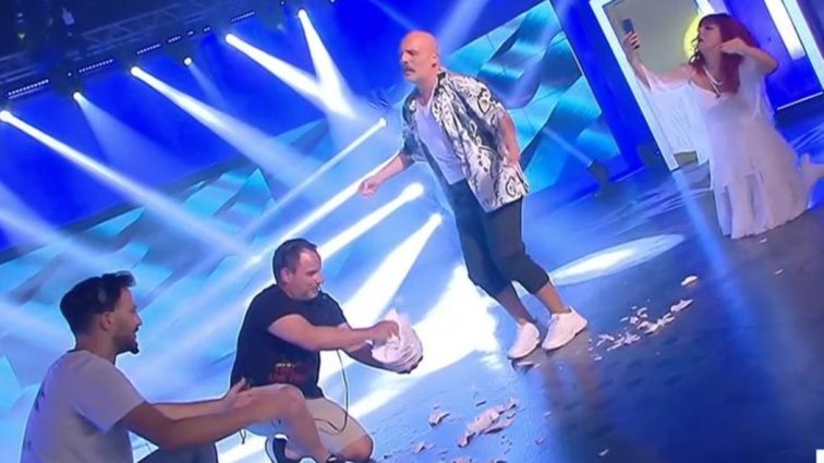 Video of the day | Ο Νίκος Μουτσινάς αντιγράφει το ζεϊμπέκικο του Βασίλη Μπισμπίκη στο "Καλό Μεσημεράκι"