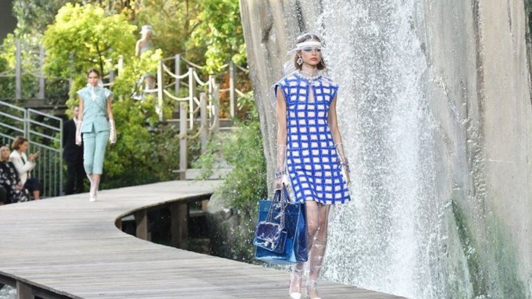 Chanel Άνοιξη/Καλοκαίρι '18: Μια τροπική απόδραση στην καρδιά του Παρισιού
