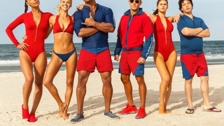 Baywatch: Zac Efron και Dwayne Johnson τα δίνουν όλα στο νέο trailer του πολυαναμενόμενου remake: Δείτε τους μόνο με τα μαγιό τους!
