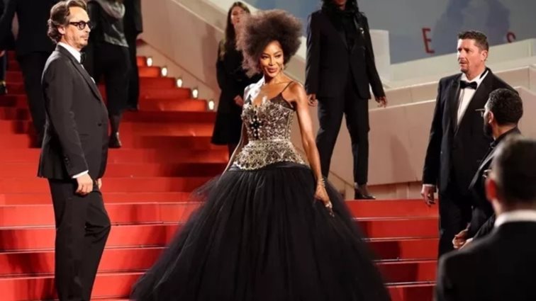 Naomi Campbell | Η σπάνια εμφάνιση στις Κάννες με το φυσικό της afro μαλλιά