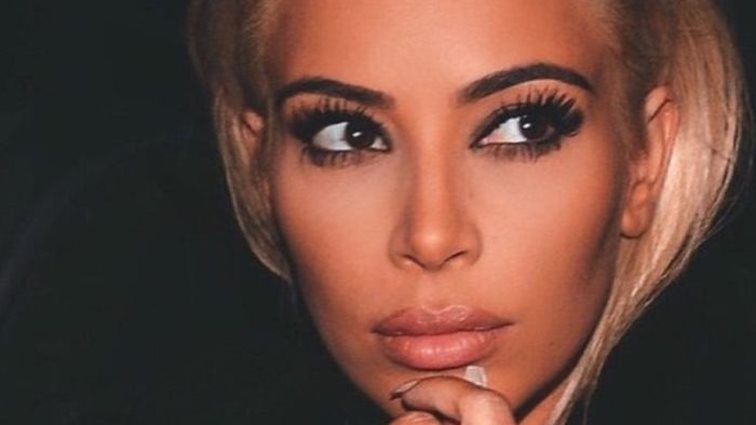 Kim Kardashian: Τρώει noodles γυμνή και «ρίχνει» το Instragram