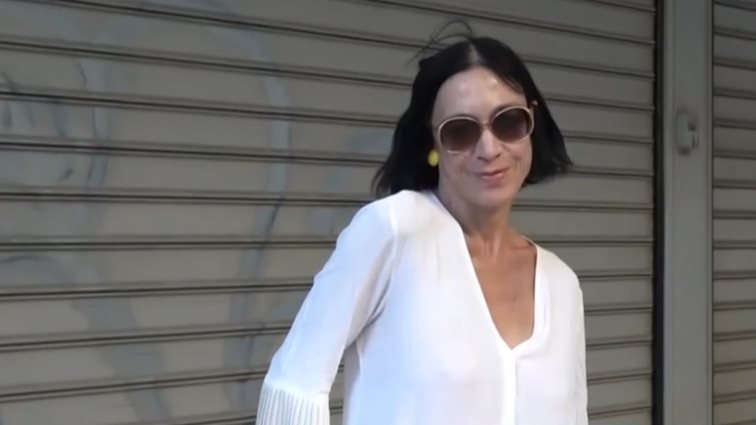 Ατύχημα για την Έλενα Τοπαλίδου - Η εμφάνιση on camera με μπαστούνι