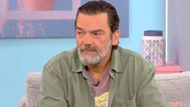 O Κωνσταντίνος Καζάκος για την απώλεια του πατέρα του: "Τώρα δεν έχω κάπου πιο πάνω να απευθυνθώ. Τώρα είμαι εγώ ο πιο πάνω κι απευθύνονται οι άλλοι σε εμένα"