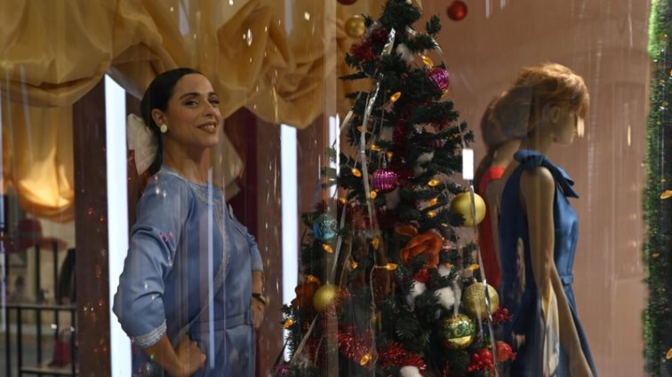 "Ο Παράδεισος των Κυριών" στολίστηκε για τα Χριστούγεννα! Φωτογραφίες από την εντυπωσιακή φωτογράφιση