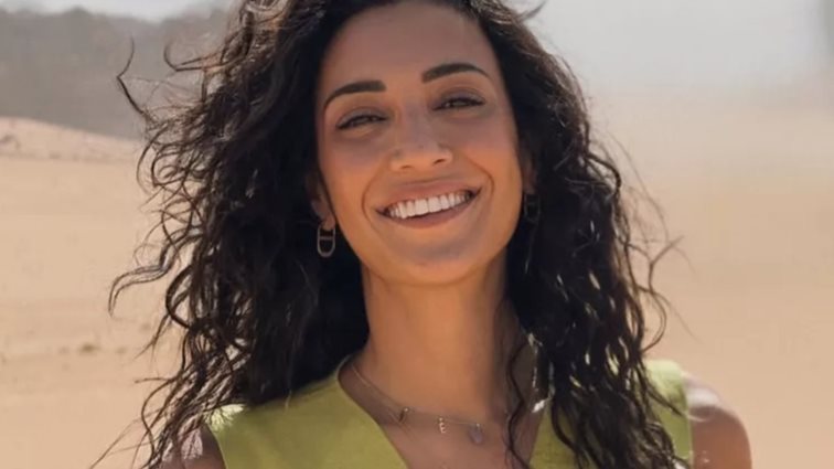 Η Ευγενία Σαμαρά με πολύχρωμο πλεκτό καπέλο | Κοστίζει 15,99 ευρώ