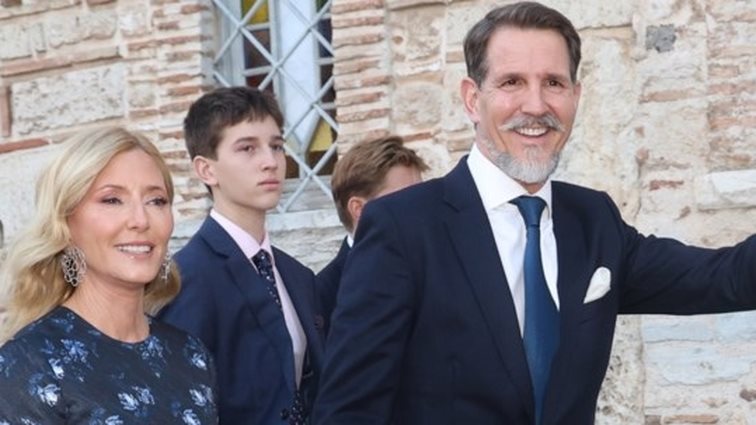 Ελληνικό καλοκαίρι για τη Μαρί Σαντάλ με τα πέντε παιδιά της - Με λευκό καφτάνι σε οικογενειακό τραπέζι