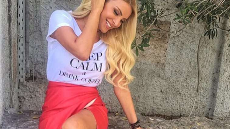 Κατερίνα Καινούργιου: Οι λεπτομέρειες του look της στην πρεμιέρα του «Φτιάξε Καφέ Να Στα Πω»