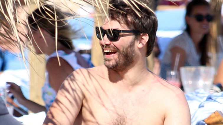 Γιώργος Σαμπάνης: Δείτε τον με το μαγιό του σε παραλία της Μυκόνου