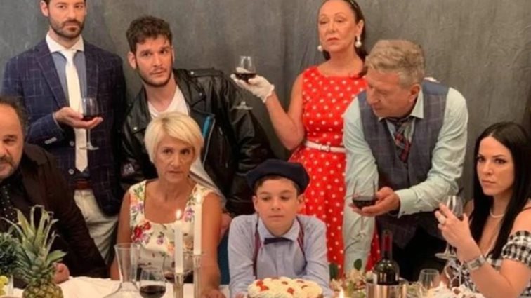 Η Τούρτα της Μαμάς

: Τα ονόματα-έκπληξη στη νέα σειρά των Ρήγα- Αποστόλου για την ΕΡΤ!