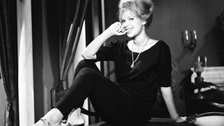 Αλίκη Βουγιουκλάκη: Η σπάνια φωτογραφία από το vintage καθιστικό του σπιτιού της στον Θεολόγο, πριν από 45 χρόνια