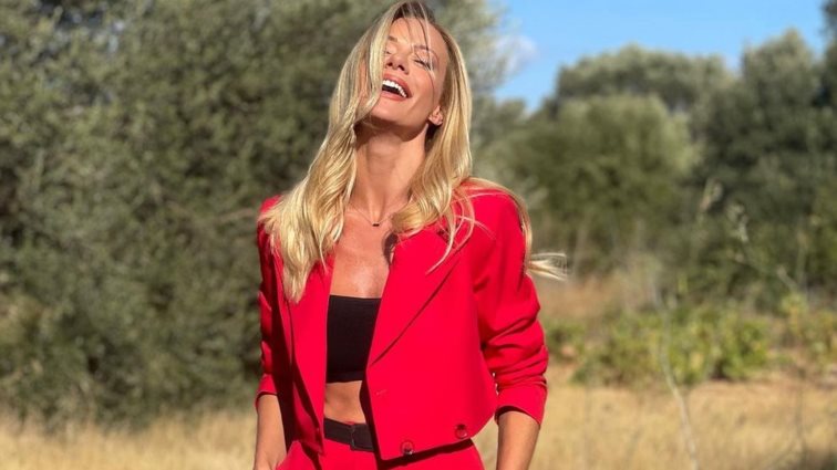 Η Ζέτα Μακρυπούλια σου δείχνει πως να φορέσεις το κόκκινο κοστούμι