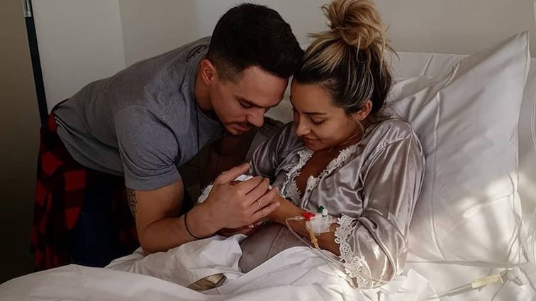 Λευτέρης Πετρούνιας : Σβήνει τα κεράκια της τούρτας των γενεθλίων του και ποζάρει με τη νεογέννητη κόρη του!