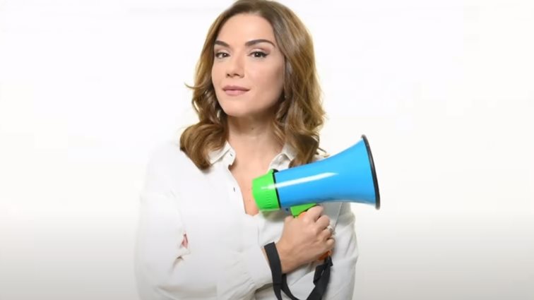 Η Βάσω Λασκαράκη φόρεσε την σκιά που χαρίζει "βάθος" στα καστανά μάτια