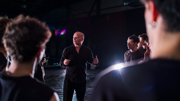 Η Αντιγόνη του Σοφοκλή σε σκηνοθεσία Ούλριχ Ράσε έρχεται στο Αρχαίο Θέατρο Επιδαύρου