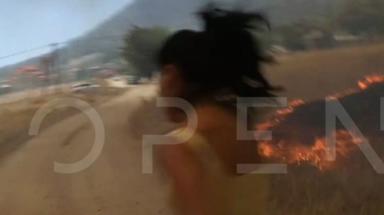 Σοκαριστική στιγμή στον αέρα του Open - Περικυκλωμένο το συνεργείο τρέχει να γλιτώσει από τις φλόγες