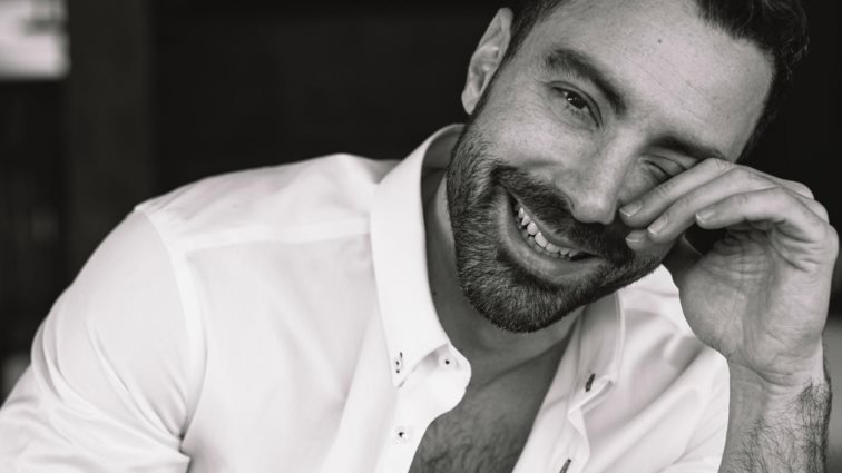 Throwback: Ο Σάκης Τανιμανίδης πριν δέκα χρόνια, αγνώριστος επισκέπτης στην Αθήνα