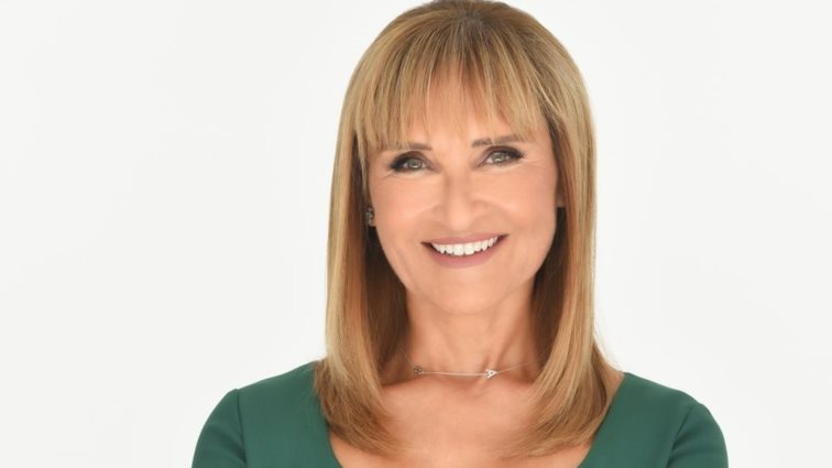 Η Μάρα Ζαχαρέα σε ταβέρνα δίπλα στο κύμα με τις φίλες της | Το ηλιοβασίλεμα και το εντυπωσιακό σκηνικό