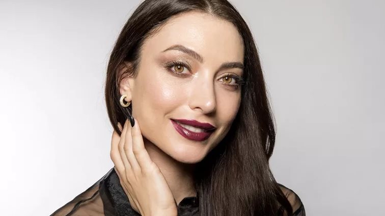 Holiday Party Glam: Πώς να πετύχεις το πιο εντυπωσιακό μακιγιάζ για τα γιορτινά parties