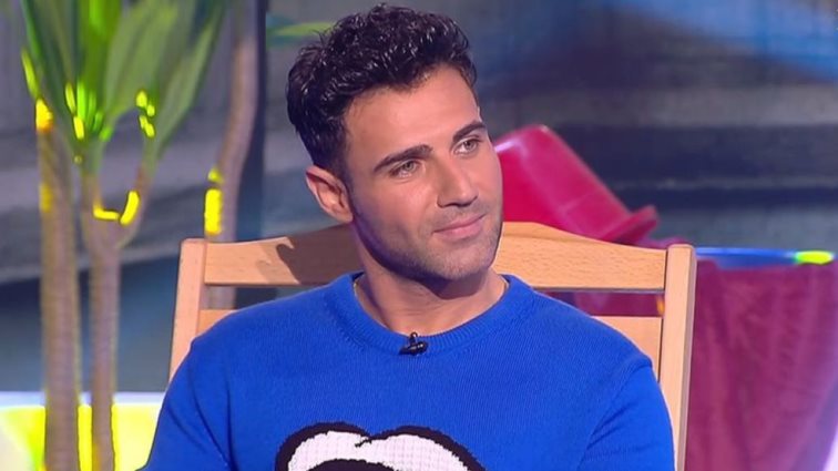 Πέτρος Ιακωβίδης: &quot;Πιστεύω πολύ. Κοινωνώ κιόλας. Πριν βγω να τραγουδήσω έχω έναν σταυρό και τρεις εικόνες, φιλάω αυτές και μετά βγαίνω&quot;