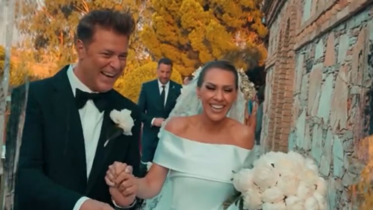 Στιγμιότυπα από τον γάμο του Χρήστου Χολίδη με την Κατερίνα Γκιουζέλη - Η εντυπωσιακή νύφη και ο πρώτος χορός του ζευγαριού