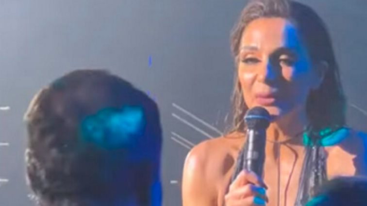 Δέσποινα Βανδή | Η αφιέρωση στον Βασίλη Μπισμπίκη και το παθιασμένο φιλί τους - Δείτε το βίντεο