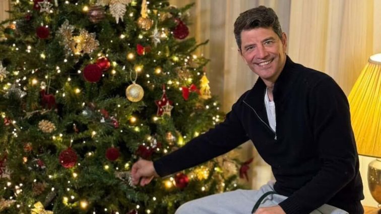 Ο Σάκης Ρουβάς στόλισε για τα Χριστούγεννα - Ο εντυπωσιακός διάκοσμος