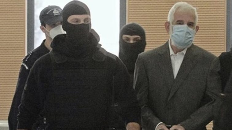 Έφτασε στο δικαστήριο με χειροπέδες ο Πέτρος Φιλιππίδης - Στο πλευρό του η σύζυγος και ο γιος του