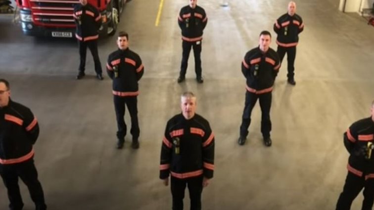 Το συγκινητικό μήνυμα των Άγγλων πυροσβεστών στους Ιταλούς συναδέλφους τους: Με μουσική υπόκρουση το "Bella Ciao"