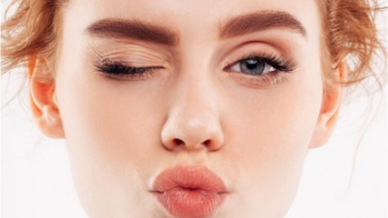 Αυτό είναι το καλύτερο lip oil για juicy αποτέλεσμα στα χείλη