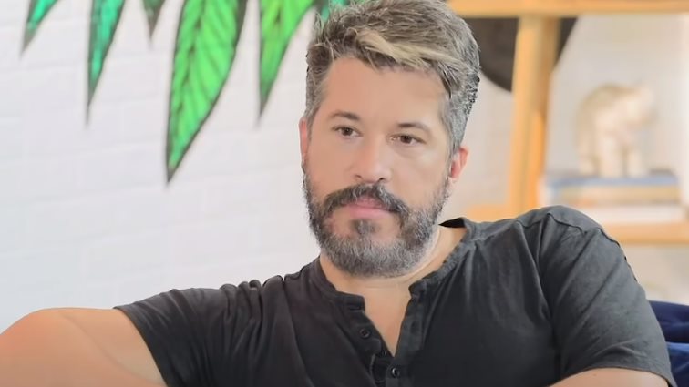 Χάρης Βαρθακούρης | Άστραψε και βρόντηξε για το &quot;Όλα Γκουντ&quot;: &quot;Εγώ θα ντρεπόμουν.Ρόμπες&quot;