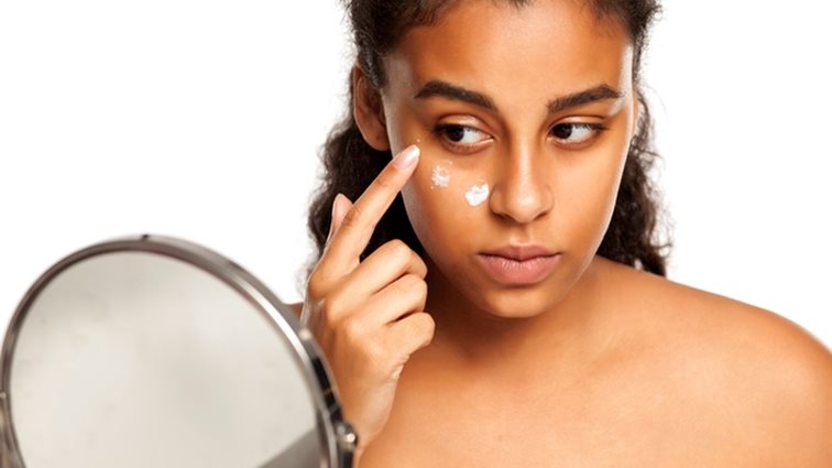 Πώς φεύγουν οι μαύροι κύκλοι με φυσικό τρόπο; : 5 ιδέες για να τους αντιμετωπίσεις χωρίς concealer
