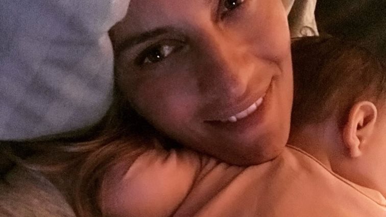 Ελεονώρα Μελέτη : Απαντά σε εκείνους που κουνάνε το δάχτυλο για το αν μία μαμά πρέπει να κοιμάται με το παιδί της
