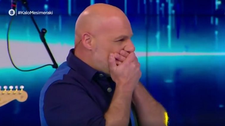 Σοκαρισμένος ο Νίκος Μουτσινάς με την τραγουδίστρια που εισέβαλε στο "Καλό Μεσημέρακι"