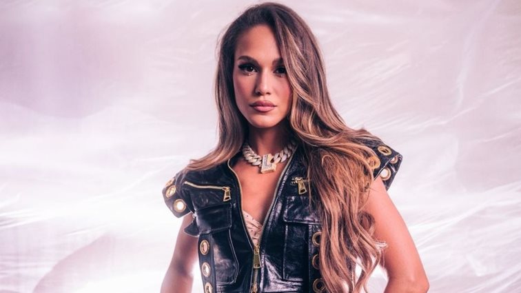 Η Λίλα ποζάρει με crop top και κοιλιακούς &quot;πέτρα&quot;