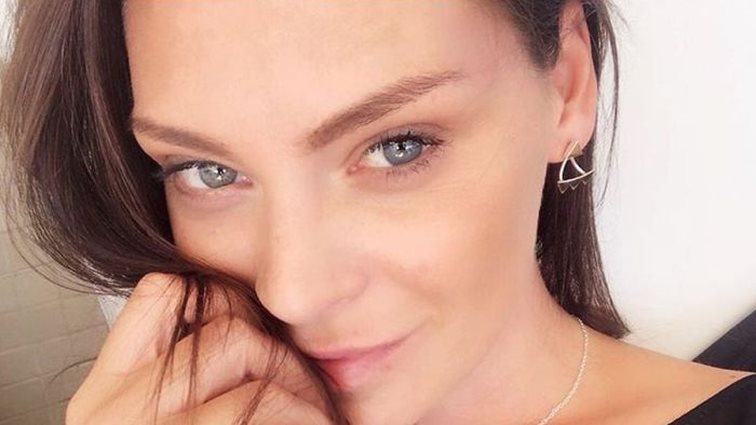 Υβόννη Μπόσνιακ

: Αυτή είναι η πολύ εντυπωσιακή αδελφή της!