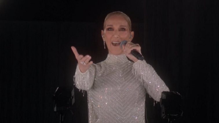 Η Celine Dion επέστρεψε και καθήλωσε - Η συγκλονιστική εμφάνιση στου Ολυμπιακούς πάνω στον Πύργο του Άιφελ