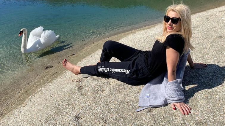 Ελένη Μενεγάκη: Καθαρά Δευτέρα δίπλα στη θάλασσα! Δείτε φωτογραφίες