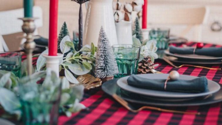 Πώς θα κάνουμε Πρωτοχρονιά: Ρεβεγιόν με SMS, απαγόρευση κυκλοφορίας και έως 9 άτομα στο τραπέζι