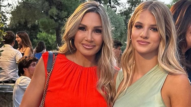 Η Άννα Μαρία Ίβιτς ποζάρει με κόκκινο ολόσωμο μαγιό και εντυπωσιάζει με την καλλίγραμμη σιλουέτα της