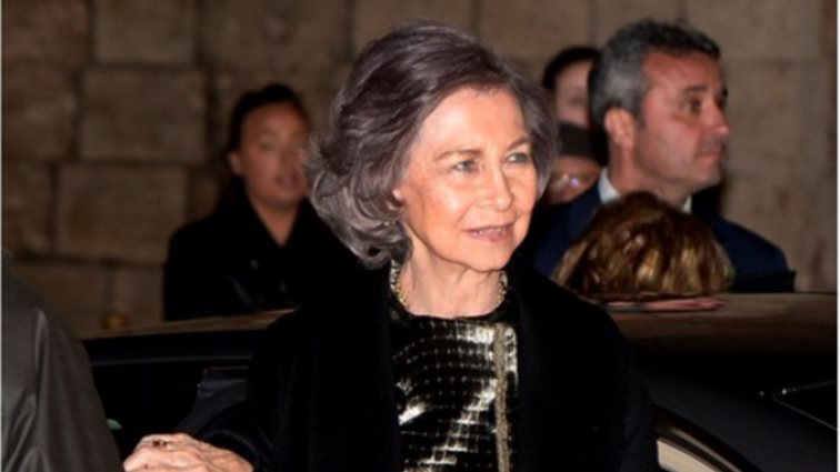 Fashion icon στα 85 της η βασίλισσα Σοφία: Στη Μαδρίτη με κομψό γκρι κοστούμι και layering από κοσμήματα