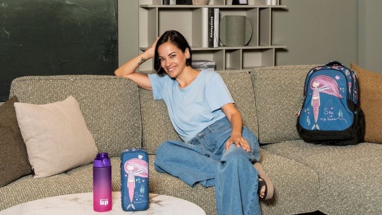 Το μυστικό μίας προνοητικής μαμάς: Η Κατερίνα Τσάβαλου μάς δείχνει πως ανακάλυψε τα πιο κομψά σχολικά αξεσουάρ για την κόρη της